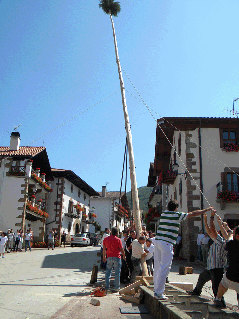 Colocación del Mayo en Iraizotz